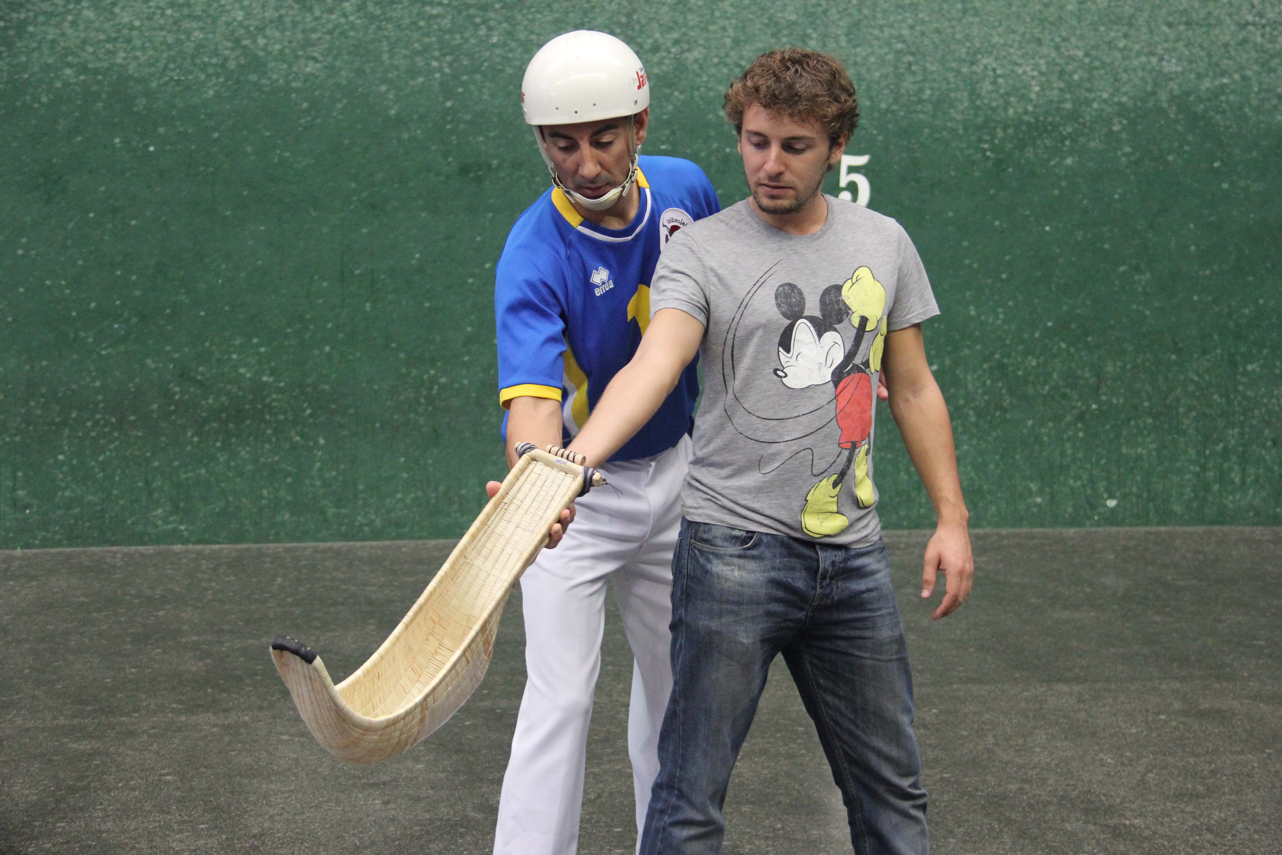 Pelotari ensenseñando a jugar a cesta punta Pelotari ensenseñando a jugar a cesta punta